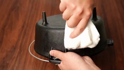 Overmont Camp Dutch Oven Pre Seasoned Cast Iron Lid Also a Skillet Casserole Pot with Lid Lifter for Camping Cooking BBQ Baking 6QT(Pot+Lid)