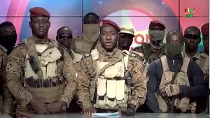 Dans un communiqué lu en direct à la Radiodiffusion télévision du 🇧🇫#BurkinaFaso, le MPSR se veut rassurant. La situation au Burkina Faso est "sous contrôle". Il invite la population à vaquer librement à leur occupation et à se départir de tout acte de violence et de vandalisme qui pourrait entacher les efforts consentis depuis la nuit du 30 septembre 2022. | Africa24 TV