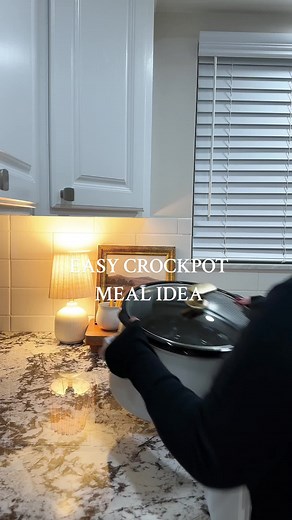 Sharing another easy meal idea in the crockpot ✨ this is my favorite slow cooker chili recipe! Slow Cooker Chili Recipe: 2 lbs ground beef (cooked) 2 medium onions diced 1 green bell pepper diced 2 cans (15 oz) diced tomatoes 1 can (15 oz) tomato sauce 2 cans (15 oz) dark red kidney beans Seasonings: 2 TBS chili powder 1 TBS cumin 1 tsp garlic powder 1 tsp onion powder 1 tsp oregano 1 tsp smoked paprika 1 tsp salt 1/2 tsp ground black pepper Cook ground beef in a frying pan on the stovetop and t