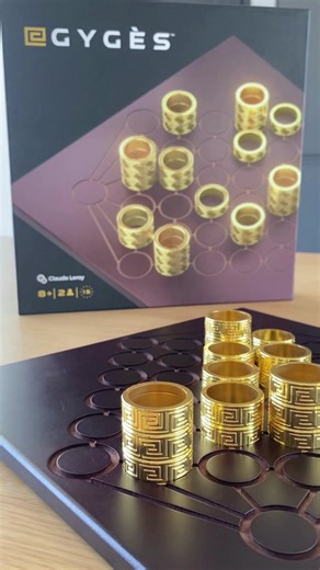 ✨ L’édition Deluxe d’un jeu incontournable. Prenez garde… Dans Gygès, l’anneau que vous déplacez peut offrir la victoire à votre adversaire. 🤺 Un duel élégant et tactique 🪙 Des anneaux en métal doré 🪵 Un plateau en bois raffiné 🎁 Le cadeau idéal pour 2 joueurs | Blue Orange