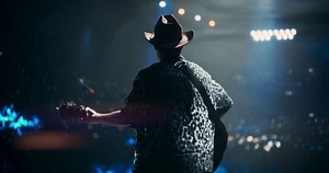 Cantante de Folk cantando una emotiva canción y tocando la guitarra. Espectacular concierto con una estrella de vaqueros con talento. Su voz conmovedora y sus melodías pegadizas mantienen a la audiencia vibrando con los sonidos de la música de Country