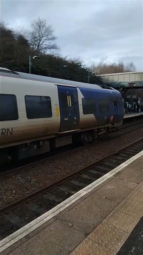 195025 arriving at Meadowhall Interchange. #class195 #northerntrains #suziquatro #canthecan