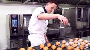 Demonstração de cozinha gratuita para cozinheiros ⭐ Precisa de preparar 5 bifes 🥩 ou uma centena? Também pode ser peixe ou acompanhamentos ... 💡 A solução: um sistema como iKitchen, a combinação do forno profissional iCombi Pro, o equipamento multifunção iVario Pro e o ConnectedCooking. Para mais produtividade e flexibilidade. | RATIONAL AG