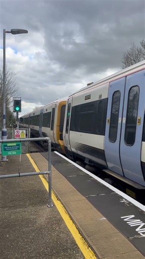 Southeastern Class 465 departing Elmstead Woods (465194 + 465034)