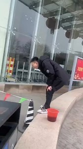 妻子怀孕丈夫“孕吐”严重，陪产检边走边吐根本停不下，分工明确