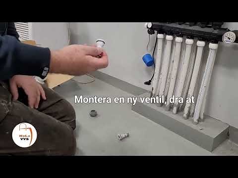 Service av Uponor Vario Plus golvvärmefördelare. Instruktionsvideo. Montage av nytt styrdon.