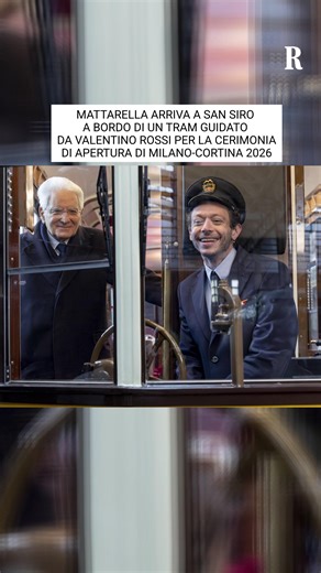 Mattarella in tram alle Olimpiadi. È L’entrata, a sorpresa, del Presidente della Repubblica, che caratterizza il prologo della cerimonia d'apertura di Milano-Cortina 2026. Un filmato che vede il Presidente della Repubblica seduto come un comune cittadino, su un tram su cui salgono e scendono comuni cittadini, ma anche passeggeri speciali: gli orchestrali del Teatro La Scala o atlete e atleti con gli sci. A guidare il mezzo è un autista d'eccezione: Valentino Rossi. #Olimpiadi #MilanoCortina2026 