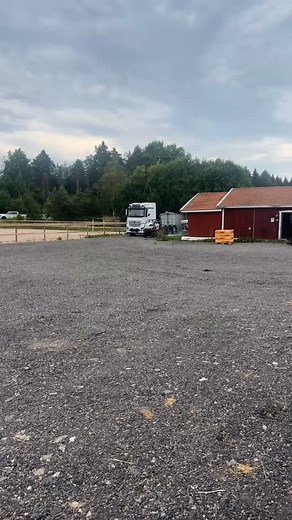 Det är fortfarande rent hypotetiskt att jag eventuellt kanske möjligen tankade fel bränsle i mulen… Jag säger inte att det är så, men efter att jag tömde tanken och fyllde på ville den inte riktigt starta. Marcus sparkade igång den och då kan det finnas tecken på att någon möjligen eventuellt hade tankat fel. Nu är vi dock igång igen 👏🏼😎 | Stall Steninge By