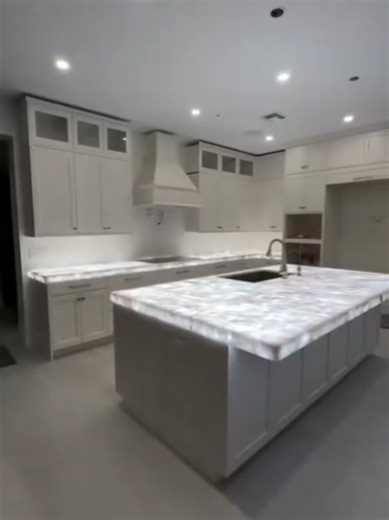 COUNTERTOPS Starting a remodel? Understanding the design process is the first step to creating a space that fits your style, budget, and timeline. Our Anaheim showroom helps homeowners choose the right porcelain & natural stone tile(s), countertops (marble,quartzite, granite,quartz,porcelain,travertine,onyx & dekton) and finishes for any project. 📞 (909) 264-7179 📍1340 S State College Blvd, Anaheim, CA 92806 🕒 Mon–Fri: 8AM–5PM | Sat: 10AM–5PM | Sun: 10AM-4PM #remodeling #kitchenremodel #quart