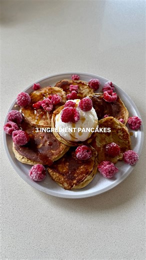The Fit Feast on Instagram: "3 ingredient pancakes that actually taste good 🥞 recipe details ⬇️ 1 ripe banana, mashed 2 eggs 1 serving vanilla protein powder (about 2-3 tablespoons) Add everything to a bowl and mix with a fork until well combined. Add olive oil or butter to a pan, then spoon the batter into circles. Once bubbling, flip the pancakes and cook for another minute. Once cooked, serve with greek yoghurt, raspberries and maple syrup! Once you try it, you’ll never look back 😉 #3ingred