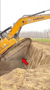 😱 ये देखो जेसीबी पलटने से बच गया!