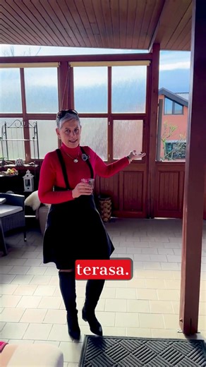 Exkluzívne ponúkame na predaj viacgeneračnú nehnuteľnosť v Smižanoch, okres Spišská Nová Ves. Ide o dva prepojené domy s možnosťou oddelenia. Predná časť je vhodná na podnikanie – aktuálne využívaná ako kvetinárstvo s dlhoročnou tradíciou, prípadne sa dá prerobiť na apartmánový dom pre turistov v Slovenskom raji. Zadná časť ponúka komfortné rodinné bývanie s dvoma podlažiami, priestrannými terasami, prístreškom pre autá a záhradou. Pozemok má výmeru 754 m², z toho zastavaná plocha 594 m² a záhra