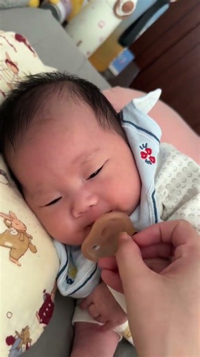 When Baby Doesn’t Like the Pacifier… So Adorable 😂🍼 #CuteBaby #BabyMoments #FunnyMoments