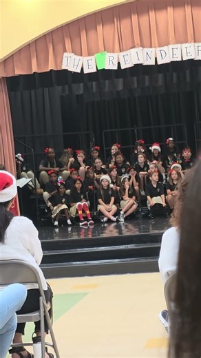 Lucia's 3rd grade chorus Christmas performance - video 6