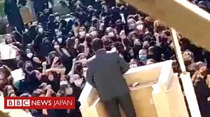 イランの女子生徒たち、スカーフ外して準軍事組織の関係者を罵倒 - BBCニュース