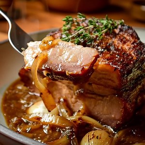 Rouelle de porc confite à la sauce ail et oignons 😍😍😍 Ingredients: • 1 rouelle de porc avec os de 1,2 à 1,5 kg, parée et laissée entière • 3 gros oignons jaunes émincés finement • 4 gousses d’ail entières non épluchées .... 𝐋𝐚 𝐫𝐞𝐜𝐞𝐭𝐭𝐞 𝐜𝐨𝐦𝐩𝐥è𝐭𝐞 👇👇👇 | Recettes faciles