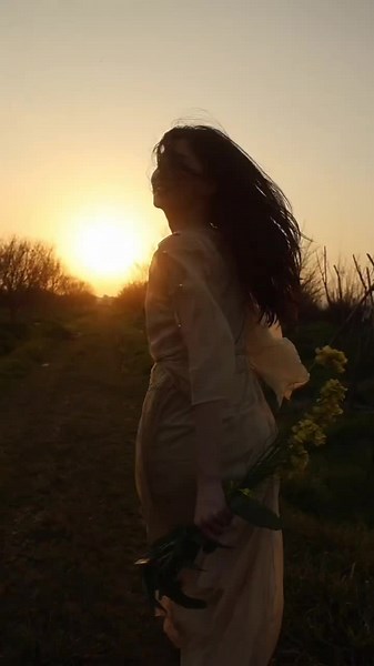 #ninobravo Libre Como el sol cuando amanece Yo soy libre como el mar Libre Como el ave que escapó de su prisión Y puede, al fin, volar Libre Como el viento que recoge Mi lamento y mi pesar Camino sin cesar Detrás de la verdad Y sabré lo que es al fin, la libertad Con su amor por bandera se marchó Cantando una canción Marchaba tan feliz que no escuchó La voz que le llamó Y tendido en el suelo se quedó Sonriendo y sin hablar Sobre su pecho flores carmesí Brotaban sin cesar...