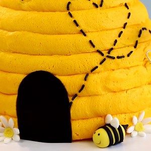 335K views · 3.4K reactions | AMAZING Bee Hive CAKE!!  | The Icing Artist | Facebook
