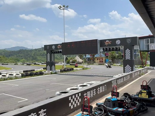 新手第一次在赛道里骑 450sr，虽然是卡丁车小赛道，需要学习的地方很多，姿态、走线、循迹刹车等等，一步一步突破，一步一步变强。