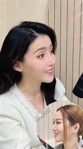 營養師高敏敏 on Instagram: "前陣子朋友用一種「很怕傷到我」的語氣問我一句： 「敏敏...妳最近是不是比較操勞啊？」 我當下愣住 因為我知道 那句話翻譯過來其實是 👉 妳好像有點顯老了🥲 回家照鏡子 真到不誇張 法令紋變深 脖紋也變很明顯😮‍💨 這種疲態 真的不是睡一覺就能解決的😵‍💫 最近我開始使用✨La glow 逆齡組合✨ 先說我很有感的升級重點👇 🌟天鵝頸緻霜 加入了 Matrixyl3000 主打「深層撫紋、支撐線條感」 質地一樣水潤好推 從鎖骨可以一路往上帶 吸收快、不黏膩 早晚擦脖子都很舒服 🌟法令紋撫紋霜 它不是只有補水而已 而是「A醇」、「六胜肽」、「升級版外泌體」一起作用 再搭配冰感金屬按摩頭按壓 每天照鏡子 真的會發現線條慢慢變柔 整個臉部頸部 都保持該有的緊緻度 現在「操勞」二字 已經不會在我耳邊迴盪 反而常聽到：「氣色不錯唷！」🥰 女生真的不是怕忙 是怕忙到「痕跡直接寫在臉上」😅 法令紋＋頸紋 兩者顧好 整個狀態真的差很多 La glow 逆齡組合 是我自己每天早晚必擦的保養品 如果妳也對「顯齡」這件事 開始有危機感 真的可