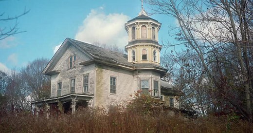 Haunting portraits of abandoned houses