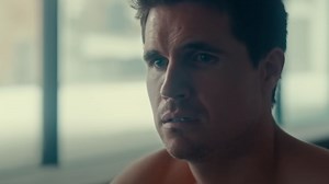 Simulant, Robbie Amell svela come è diventato un robot per il film