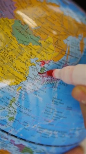 Nuclear bomb test or earthquake? I use a slinky to show how we we're able to tell the difference. | Steve Mould