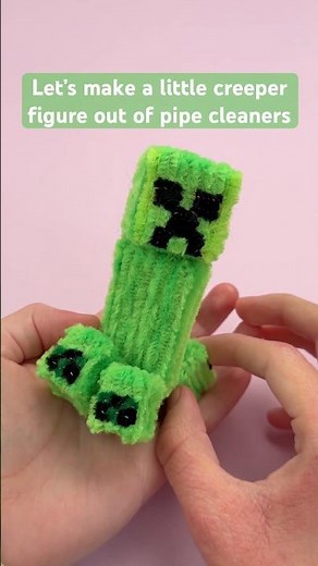 Making a little creeper figure out of pipe cleaners #minecraft