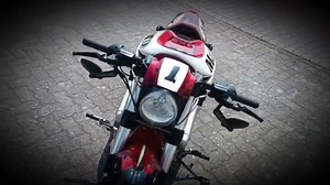 Posted in https://darkkustom.com/wayne-rainey-tribute-a-custom-v-rod-with-marlboro-spirit/ Wayne Rainey Tribute: A Custom V-Rod with Marlboro Spirit The inspiration behind it wasn’t tobacco — it was Wayne Rainey, the three-time 500cc World Champion of the early 1990s. Rainey never rode a V-Rod, of course. His machine was the legendary Yamaha YZR 500, painted in the iconic red-and-white Marlboro racing colors that defined an era. | DarkKustom.com