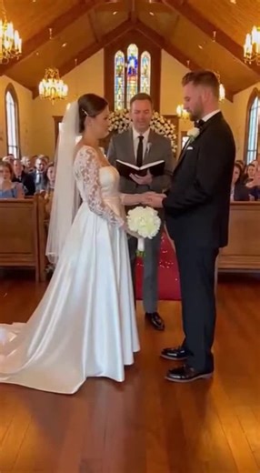 The bride couldn't hold back her emotions, and the entire wedding venue descended into chaos.#microdrama #weddingtok #chaos #caughtoncamera #viralvideo