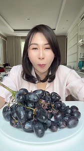 Anggur terbesar yang pernah aku lihat dalam hidupku.... Kok bisa ya gede gitu... bentuknya agak panjang jadi mirip jamblang yah.... Kata si Ibu yang jual ini dari Amerika Anggur Hitam .... Rasanya manis gak ada biji, enak sih dagingnya tebal gitu kan #sibungbung #mukbang #kulinerviral #reelsindonesia #reviewmakanan #reviewbuah | sibungbung