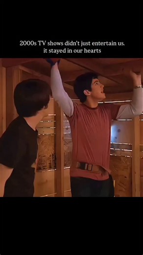 Cinematic shelter on Instagram: "Drake & Josh (2004–2007) will always hold a special place in TV history — a show that mixed chaos, warmth, and the kind of brother-energy that felt too real to be scripted. And then there are moments like this… where Josh forgets to cut the door and both of them end up trapped, staring at each other in pure sitcom disbelief. It’s stupid, simple, and absolutely brilliant — the kind of comedy only this show could pull off. Some scenes stay with us because they remi