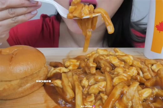 🍤food: poutine 👩🏼‍🍳mukbanger: ne let’s eat / via hoshimuks #mukbang #asmr #fyp #viral #eating