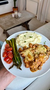 Kyckling med champinjonstuvning 🥘 Ett av 250 recept som finns i min app @fuelfam_ Alla recept anpassas automatiskt till dina kalorier 🙌🏻 Börja med att skala och koka din potatis. Krydda kycklingen med vitlökspulver, cayennepeppar, salt & peppar. Stek ettpar minuter på varje sida. Lägg ner i en form. I samma panna steker du lök, morötter & champinjoner. Gå i med fond och grädde. Ca 1 gul lök, 2-3 morötter, valfri mängd svamp, 1 msk fond, 3 dl grädde. Mängderna här är inte så noga, gillar du nå
