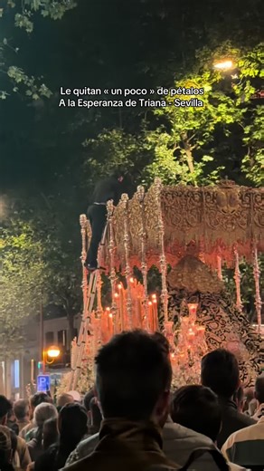 Esperanza de Triana: Quitan pétalos