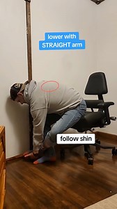 ✅ this is one of my favorite stretches for the inner shoulder blade. The tension of lowering the foot down the leg, pulls the shoulder blade forward, allowing for a nice stretch to the round muscle muscles. 👉🏻Please know that it is OK to stretch these muscles. I know they get demonized on social media because people think they are overstretched. Now the concept of an overstretched muscle is very vague and not well supported by the literature. Yes, we are in more of a forward position, but that