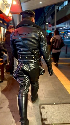 Gleather on Instagram: "Full leather cop walking through the city at night. #gayleather #fullleather #leathercop #leatherfetish #gayfetish #leatheruniform #toughgloves #gear365 #langlitz #langlitzleathers #leathergloves #leathergay #leatherbreeches #langlitzrangers #muircap #wesco #wescoboots #ウエスコ #ウエスコブーツ #ラングリッツ #ラングリッツレザーズ #レザーフェチ #革フェチ #革手袋 #レザーグローブ #レザー手袋 #ブリーチーズパンツ"