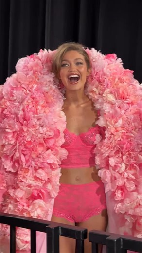 GHBR | Gigi Hadid no backstage do #VSFashionShow 2025 em Nova York - 15/10. - Gigi Hadid at backstage for #VSFashionShow 2025 in New York - 10/15.... | Instagram