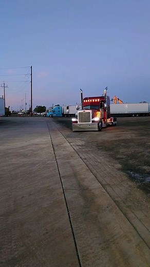 Stacks full hookup, glass lighting, paint work all done in house at #BigRigCustoms #bigrigpaintshop #wmk #drivermehkma #Kenworth #PunjabiTikTok #BrownTikTok #Peterbilt #Amreeka_waley #CustomTruck #rollincoal #CanadaWale #nagarkirtan #sidhumoosewala