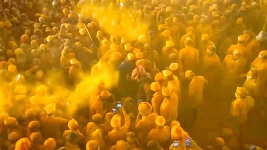 Worshippers turn golden at India's vibrant yellow powder festival