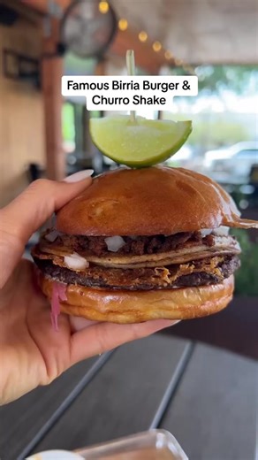 Disfruta el Birria Burger y Churro Shake de Hopdoddy