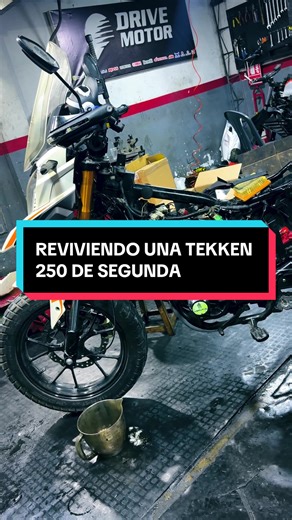 ¿Compraste moto de segunda y se te apaga en los semáforos? 🛑🤔 Esta moto tenía solo 18,000 km, pero el dueño anterior la tuvo guardada y descuidada. ¿El resultado? Filtro de aire deshecho, bujía mojada con gasolina y un carburador que pedía auxilio a gritos. #motos #mecanica #tekken250 #motosdeportivas #drivemotor