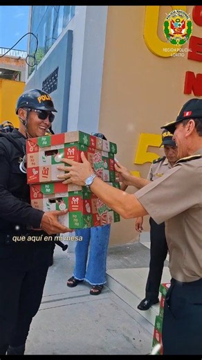 ✨️👮‍♂️✨|️|El Comando de la Región Policial Loreto, en el marco de su política de bienestar policial, realizó la entrega de canastas de víveres a todas las unidades orgánicas bajo su mando, con la finalidad de contribuir al bienestar del personal policial y sus familias. ✨️Esta actividad solidaria tiene como propósito fortalecer los lazos de unión y compañerismo, permitiendo que el personal policial pueda compartir momentos de alegría, fe y esperanza junto a sus seres queridos, reafirmando el co