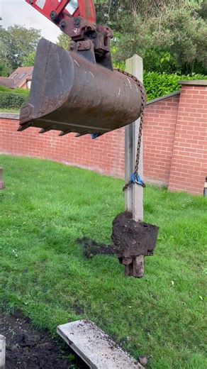 Ripping out an old fence the quick way 💪 Old concrete posts, wrapped the chain round the digger bucket and pulled them straight out. If we’ve got the space and access on site, this is by far the fastest way to clear everything and get ready for the new fence. Saves hours of digging and gets the job moving 👌 #fencing #fencingcontractor #constructionuk #diggerwork #groundwork