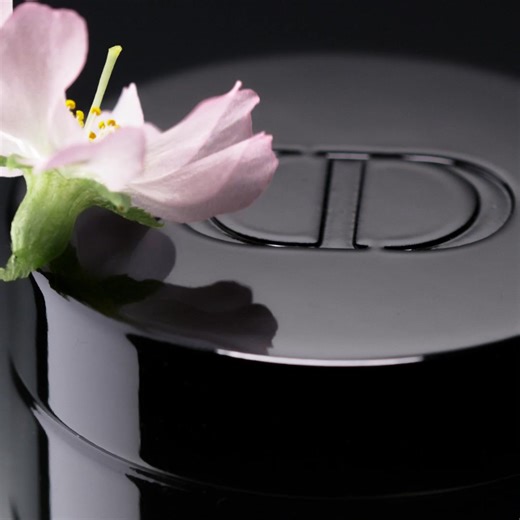 (RE)DISCOVER LA COLLECTION PRIVÉE CHRISTIAN DIOR Fragrances, candles or bath & body range: exclusive creations for you or your loved ones. #diorlacollectionprivee Complimentary shipping with purchase above RM 250 | Dior
