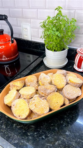 Juliana Feitoza| Dicas De Casa on Instagram: "✨Rabanadas sequinhas e crocantes perfeitas para qualquer época do ano. Amores eu sei que receita de rabanada é igual a receita de strogonoff cada um tem a sua e essa é minha versão da receita de Rabanadas, amo rabanadas com café. Bato tudo no liquidificador, porque é mais prático, não fica com gosto nem com sabor de ovo, o creminho fica cremoso na medida certa. 📍No liquidificador: 01 lata de leite condensado. 03 ovos 150ml de leite integral Gotinhas