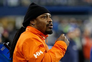 While you're fast asleep... Marshawn Lynch does a 💪RIDICULOUS💪 morning workout. (via GMFB) | NFL