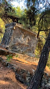 KADYANDA ANTİK KENTİ’NDE TAŞA İŞLENMİŞ BİR KAHRAMANLIK ⚔️ Kadyanda Antik Kenti’nde bulunan Uzebeẽmi Lahdi (MÖ 4. yy), Likya aristokrasisinin gücünü yansıtan anıtsal bir mezardır. Lahdin rölyeflerinde miğferli bir atlı savaşçı, düşmanıyla çarpışırken betimlenir; hareketli figürler, silahlar ve atın dinamizmi sahneye canlılık katar. Bu savaş sahnesi, Uzebeẽmi’nin savaşçı kimliğini, cesaretini ve toplumsal statüsünü simgeler. Likçe yazıtlar, mezarın Uzebeẽmi adlı yerel bir yöneticiye ait olduğunu g