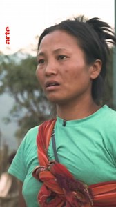 Après le coup d’état du 1er février 2021 qui a mis fin à dix ans de transition démocratique en Birmanie, des milliers de jeunes citadins ont abandonné leur vie en ville pour rejoindre la jungle et la résistance. La guerre est devenue leur quotidien. ⤵️ https://arte.app.link/birmanie-l-armee-des-ombres | ARTE Info