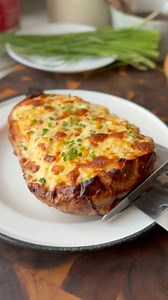 Hoy la calabaza rellena de la felicidad! Sin dudas esta es mi mejor versión de calabaza rellena! Va la receta que es una delicia! INGREDIENTES * Calabaza mediana 1, cebolla salteada 1 u, ricotta 100 gr (4 cda), granos de choclo cocido 100 gr (5 cda), ciboulette 2 cda, nuez moscada 1/2 cdta, sal c/n, pimienta c/n, chile picado sin venas y semillas 1 u (opcional), queso rallado 25 gr (5 cda) y queso fresco 100 gr. � PREPARACIÓN * Marcar la calabaza alrededor con un corte superficial a lo largo, pa